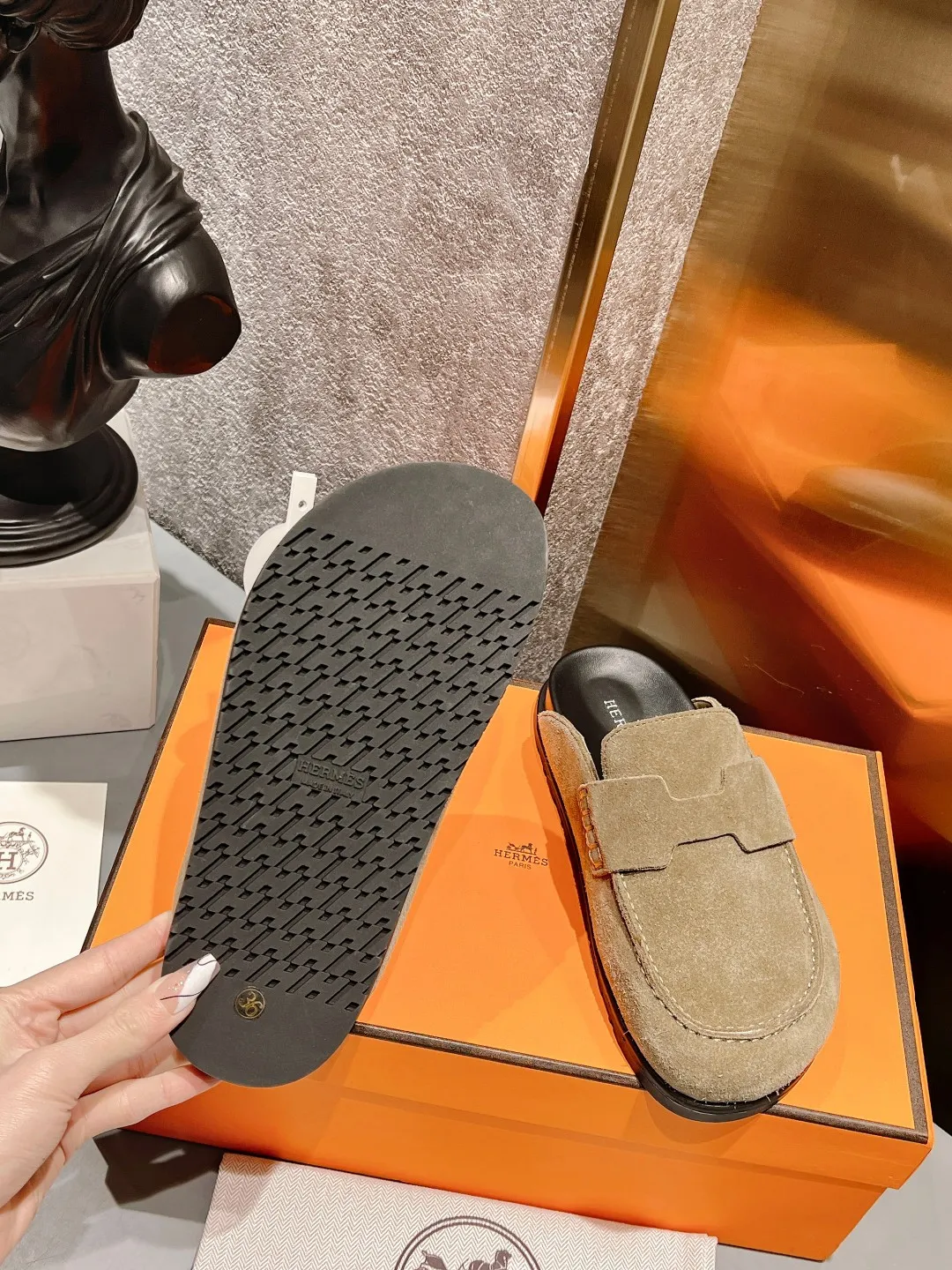 [H Family Hermès] P: 520💰 Size: Male 39-44 (45 customized) Female 35-40 (41 customized) HERMES Hermès' latest couple's cute Birkenstock slippers. Summer really needs versatile slippers. They look good no matter how you match them. They have a casual and high-end feel. The comfort is also great. They are paired with a variety of colorful socks. They are trendy. Hermès 2023 new half slippers are high quality. ●Upper: imported cow suede ●Inner lining: imported sheepskin ●Foot pads: imported mixed sheepskin ●Outsole: Tpu non-slip and wear-resistant outsole